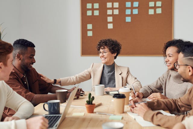 Estrategias modernas para mejorar la cohesión y motivación en equipos de trabajo