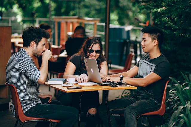 Estrategias para mejorar la cohesión y motivación en equipos de trabajo